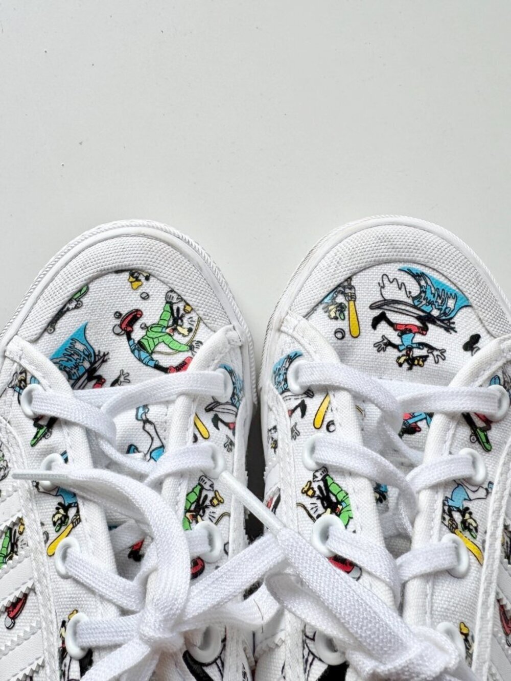 Kids' ADIDAS x DISNEY Nizza Goofy White Canvas Low Top Sneakers, Size 13 - Picture 6 of 15